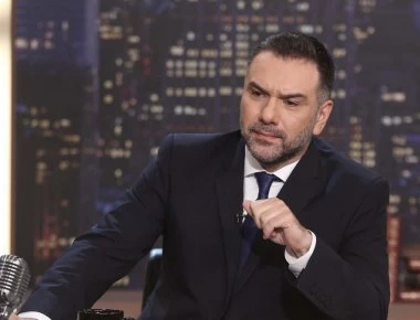 Το strip poker του Γρηγόρη Αρναούτογλου στο «The 2 Night Show» (βίντεο)